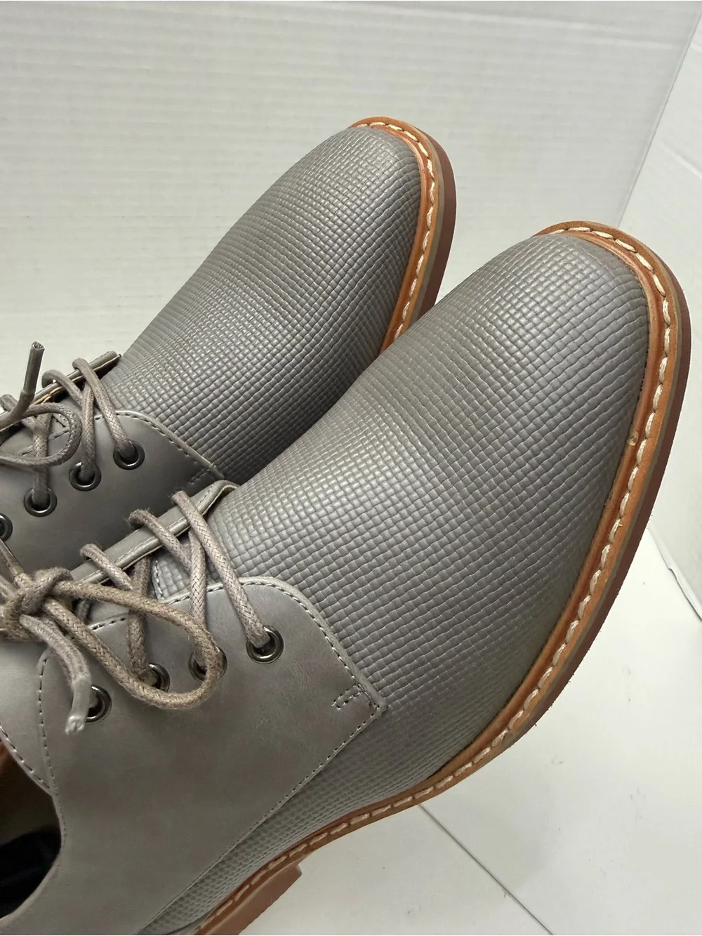 Unlisted by Kenneth Cole Grey Textured Lace-Up Oxfords size 7.5